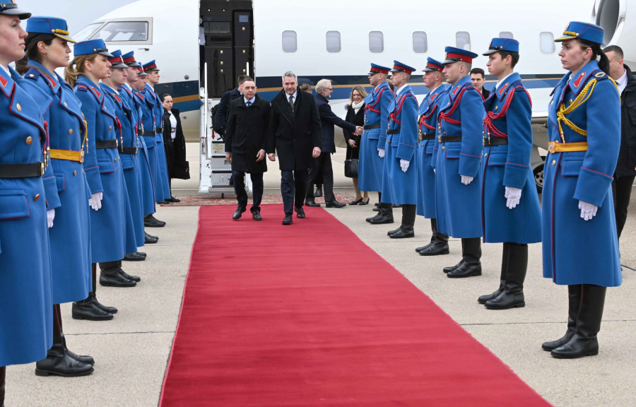 NEHAMER U BEOGRADU Ministar Vulin svečano je dočekao kancelara Austrije (FOTO)