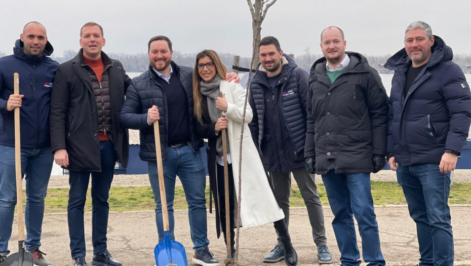 Jovana Pajić posadila japanske trešnje zajedno sa kandidatima na listi „Aleksandar Vučić-Zajedno možemo sve“ (FOTO/VIDEO)