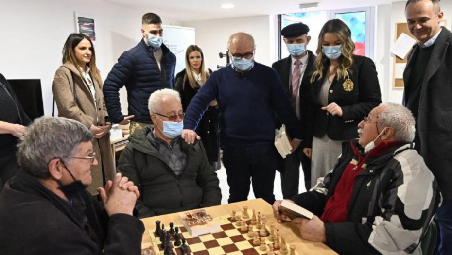 VESIĆ: Otvoren prvi klub za penzionere u Dobanovcima, na nama je da se na ovaj način odužimo za sve što su učinili za nas! (FOTO)