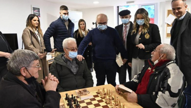 VESIĆ: Otvoren prvi klub za penzionere u Dobanovcima, na nama je da se na ovaj način odužimo za sve što su učinili za nas! (FOTO)