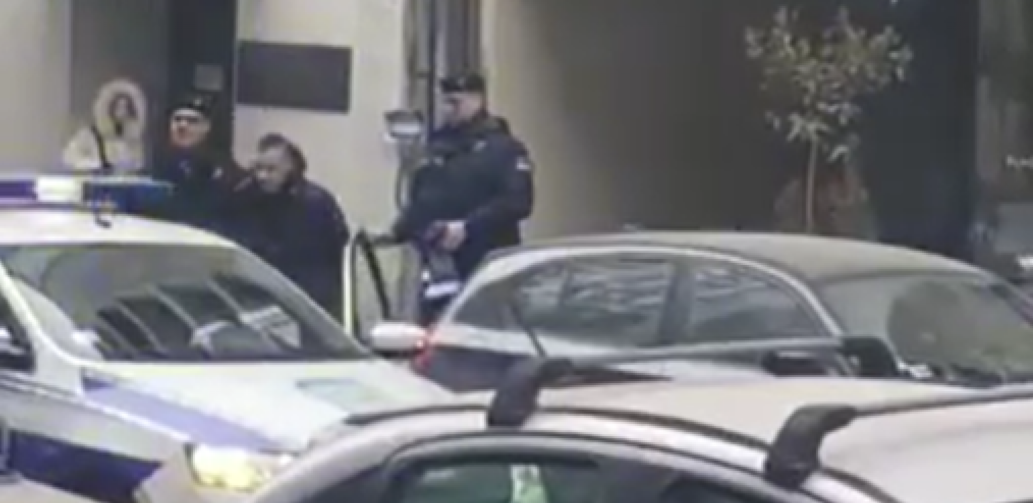 EKSKLUZIVNI SNIMCI SA BEOGRADSKIH ULICA Navijač uhapšen pred utakmicu, kod sebe imao šal Rendžersa! (VIDEO)