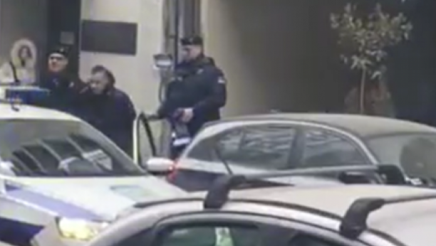 EKSKLUZIVNI SNIMCI SA BEOGRADSKIH ULICA Navijač uhapšen pred utakmicu, kod sebe imao šal Rendžersa! (VIDEO)
