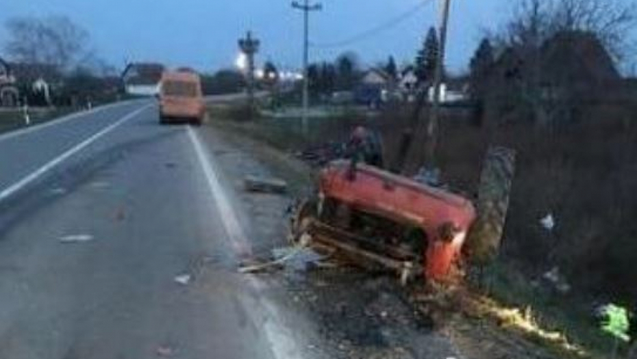 SUDAR KOD OBRENOVCA Kombi prepolovio traktor,  vozač teško povređen (FOTO)