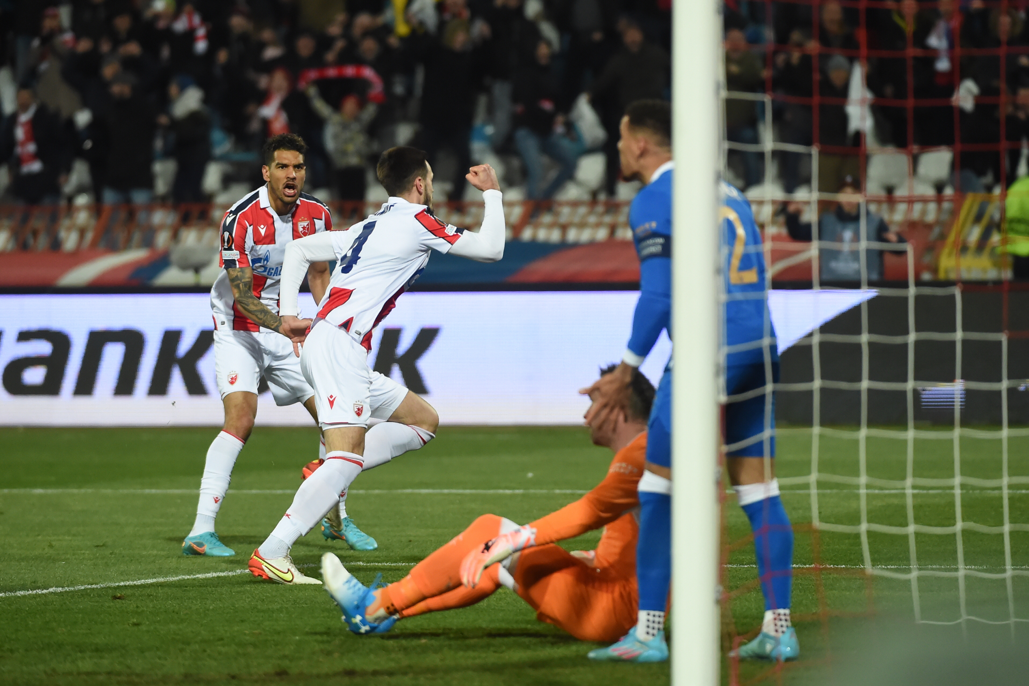 MEKGREGOR JE ZVEZDINA NOĆNA MORA! Crveno-beli se muški borili, savladali Rendžers, ali ostali bez četvrtfinala Lige Evrope!