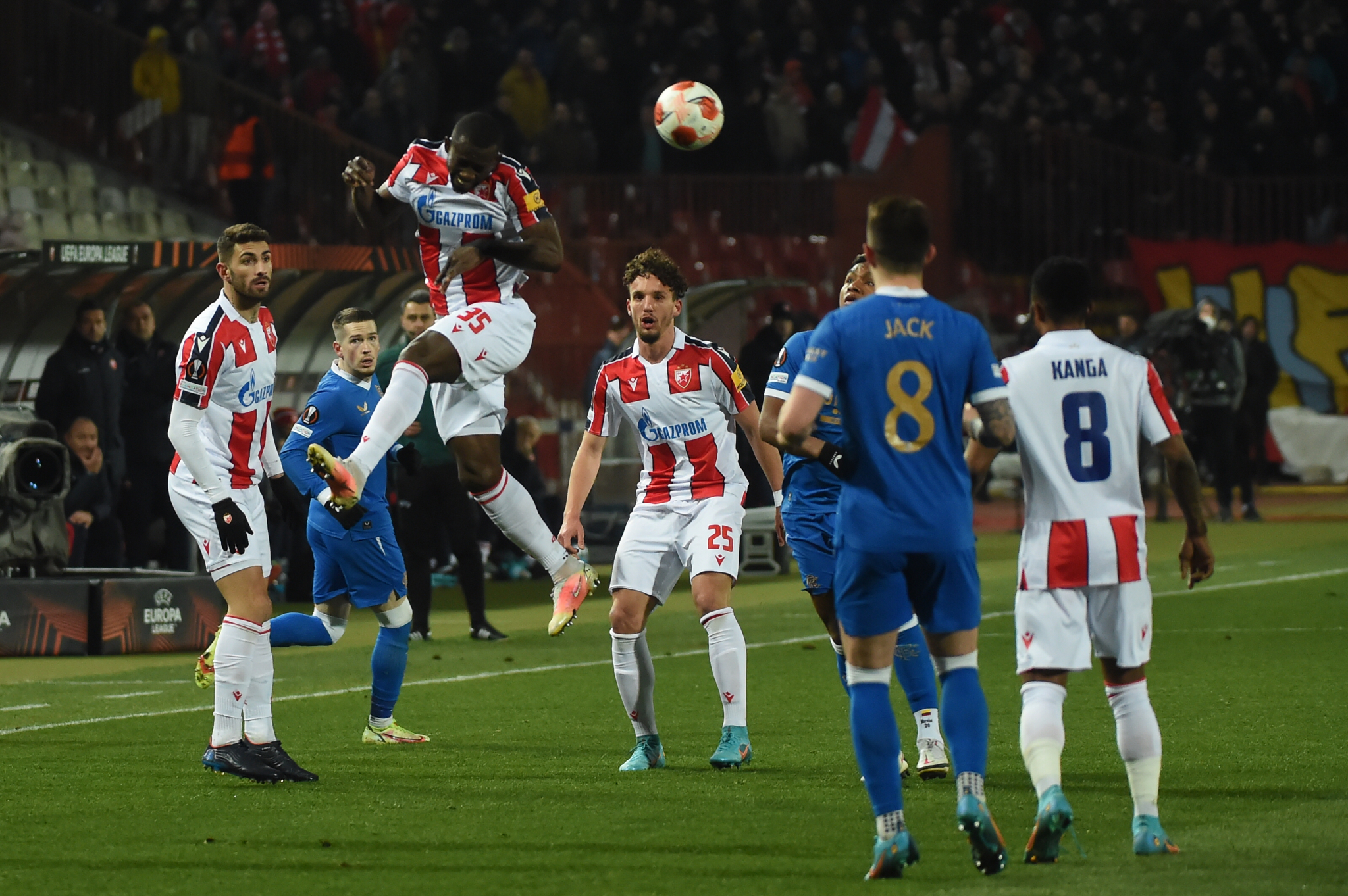 MEKGREGOR JE ZVEZDINA NOĆNA MORA! Crveno-beli se muški borili, savladali Rendžers, ali ostali bez četvrtfinala Lige Evrope!