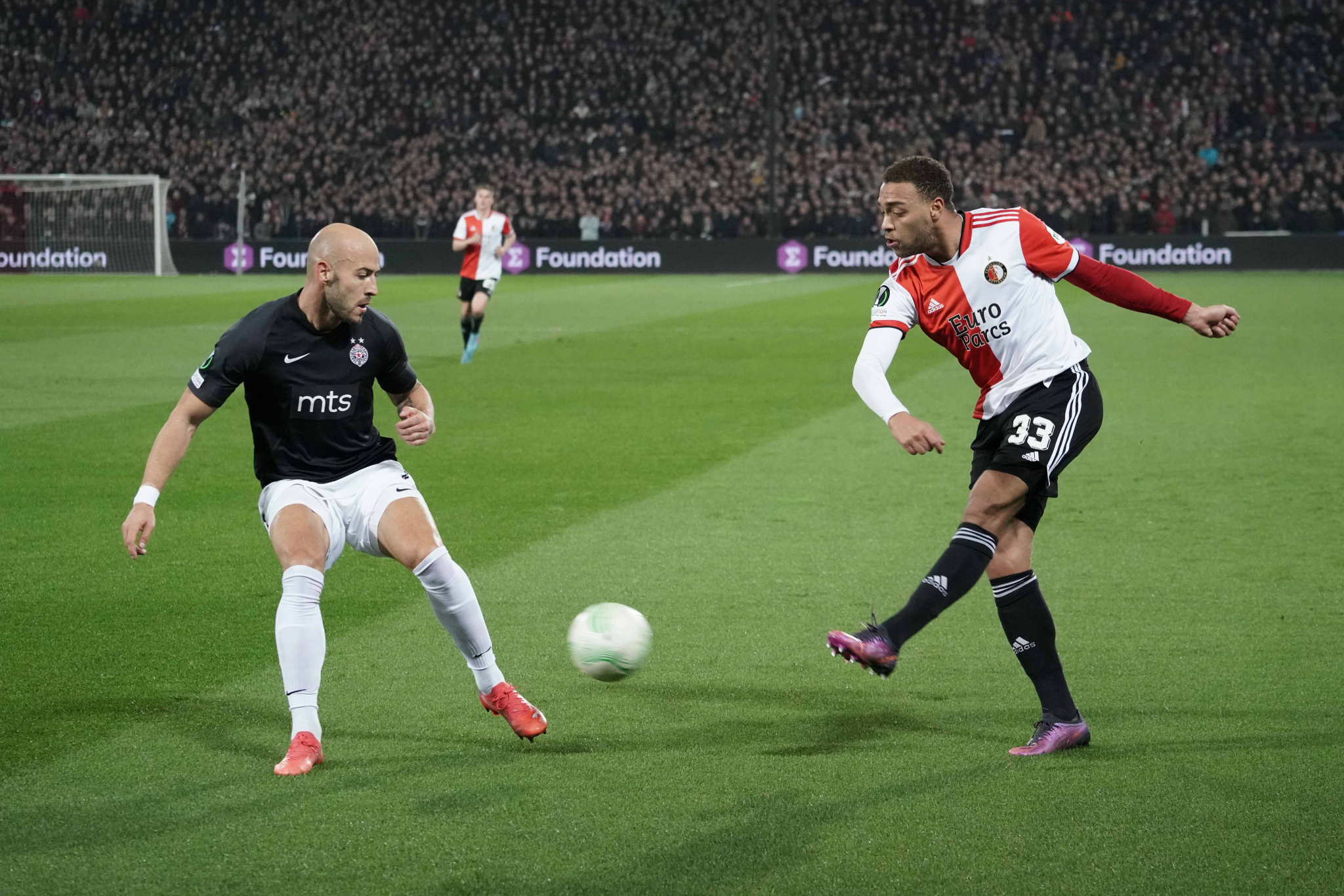 PARTIZAN POKAZAO ZUBE, ALI OSTAO BEZ TRIJUMFA! Fejenord slavio na prepunom 