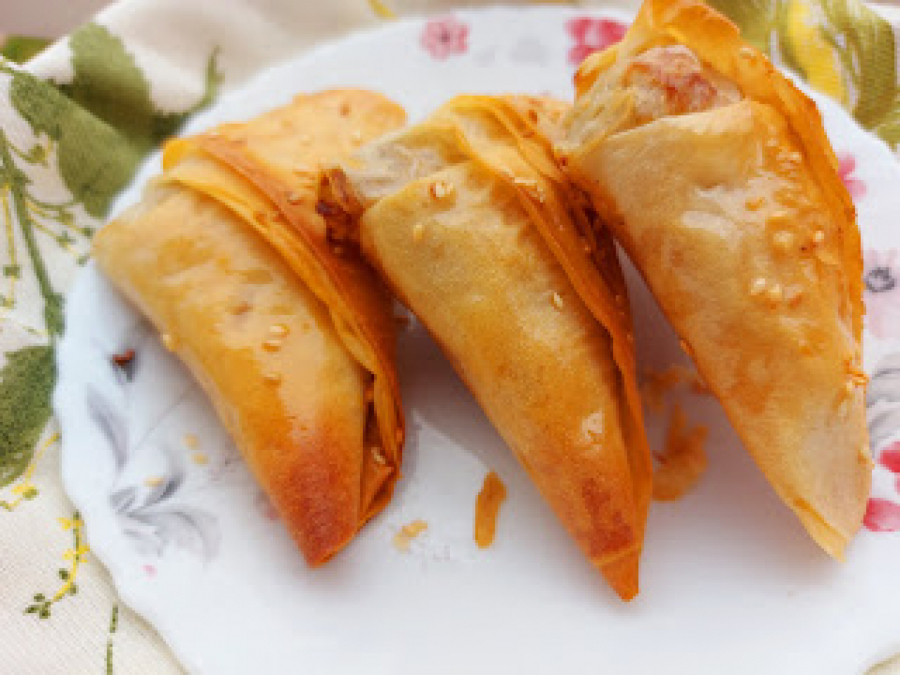 POSNA PITA KOJA OSVAJA NA SAM POGLED Najhrskaviji trouglići sa krompirom (VIDEO)