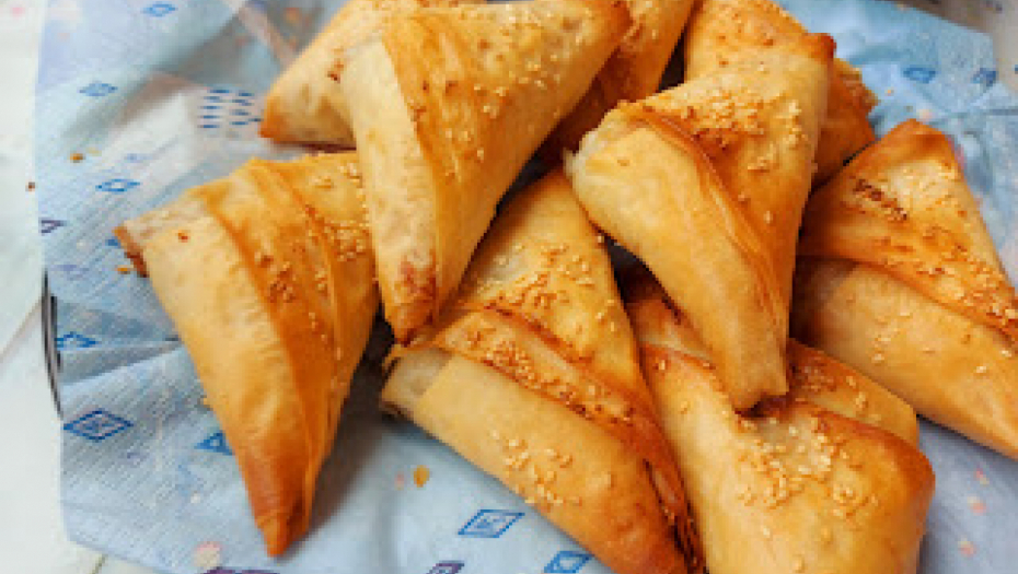 POSNA PITA KOJA OSVAJA NA SAM POGLED Najhrskaviji trouglići sa krompirom (VIDEO)