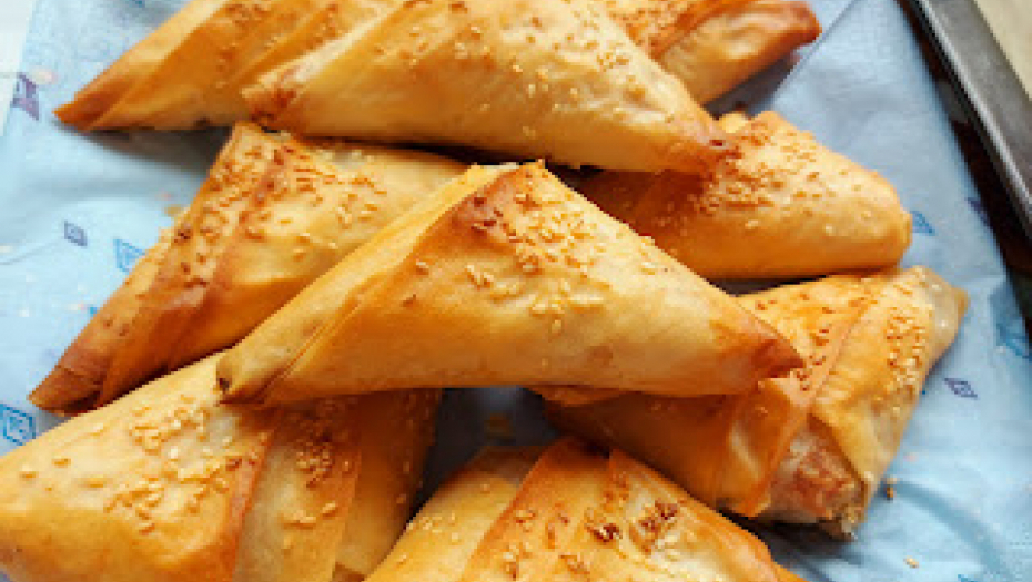 POSNA PITA KOJA OSVAJA NA SAM POGLED Najhrskaviji trouglići sa krompirom (VIDEO)