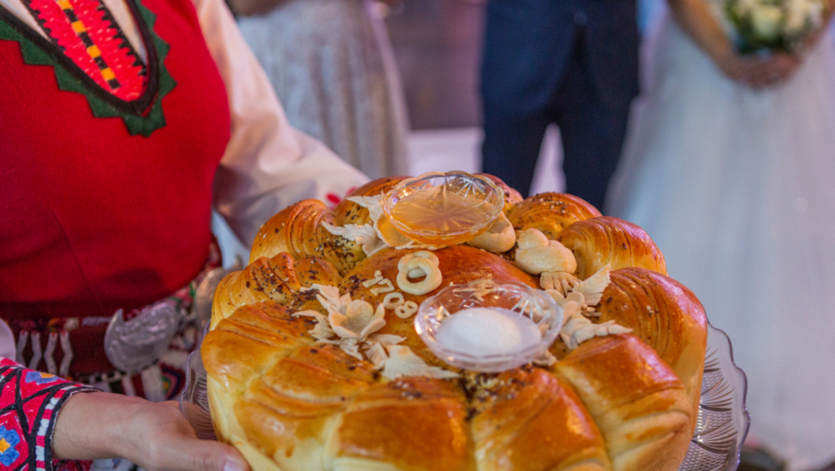 SUTRA SE MESI VASILICA Obredni kolač za Mali Božić, po receptu naših baka, jedan ukras je obavezan
