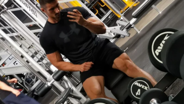 SIN MIKIJA MEĆAVE IZGLEDA KAO APOLON! Pevačev naslednik ima čime da se pohvali, kada je fizički izgled u pitanju! (FOTO)