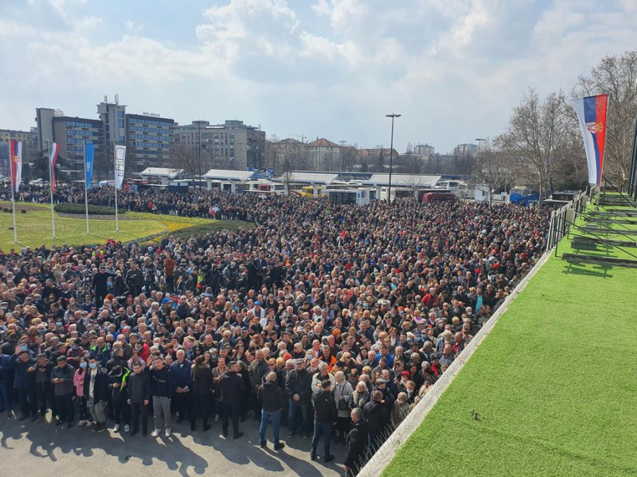 NOVOSAĐANI ČEKAJU PREDSEDNIKA VUČIĆA I BRZI VOZ 
