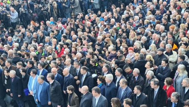 VELIČANSTVEN PRIZOR U NOVOM SADU Neverovatan broj građana dočekao Vučića i Orbana (FOTO/VIDEO)