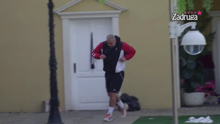 DOK DRUGI UŽIVAJU, ON VREDNO RADI! Miki ne odustaje od namere da preokrene svoj život za 180 stepeni! (VIDEO)