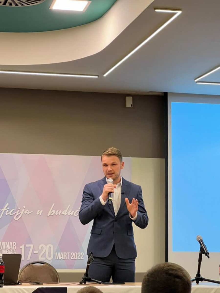 DRAŠKO UHVAĆEN NA ISTOM MESTU GDE I TANJA! Gradonačelnik Banjaluke u elegantnom odelu oborio s nogu pripadnice nežnijeg pola! (FOTO)