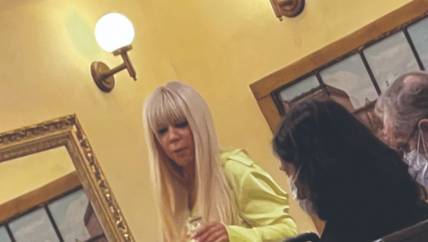 ŠOK FOTKE! Paparaco Alo! uslikao pevačicu na aerodromu, Dara smanjila nos, ali ne i podočnjake! (FOTO)