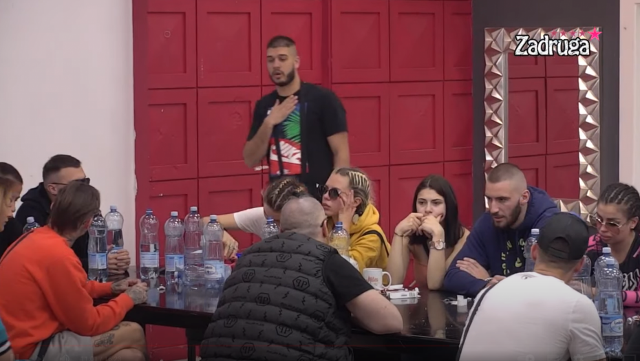 TRESLA SE GORA, RODIO SE MIŠ! Dejan žestoko ponizio Mensura pred svima, ceo sto se smejao, on doživeo pomračenje!