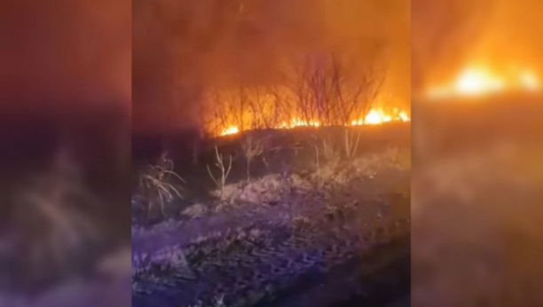 VELIKI POŽAR KOD BAČA Vatrogasci se bore sa plamenom (VIDEO)