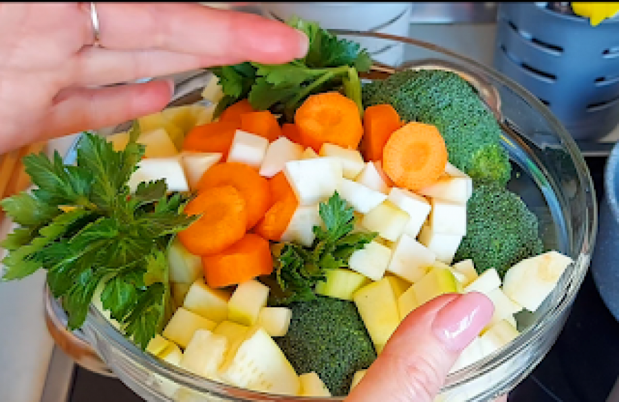 PREDSTAVLJAMO VAM DVA RECEPTA Za posni ručak sa tikvicama (VIDEO)