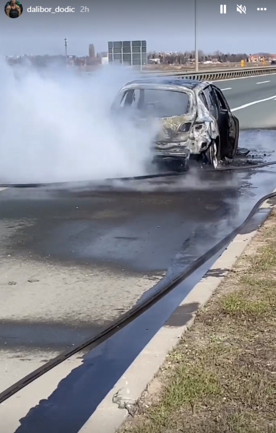 IZBEGNUTA TRAGEDIJA Poznatom srpskom bodibilderu se zapalio auto na putu!