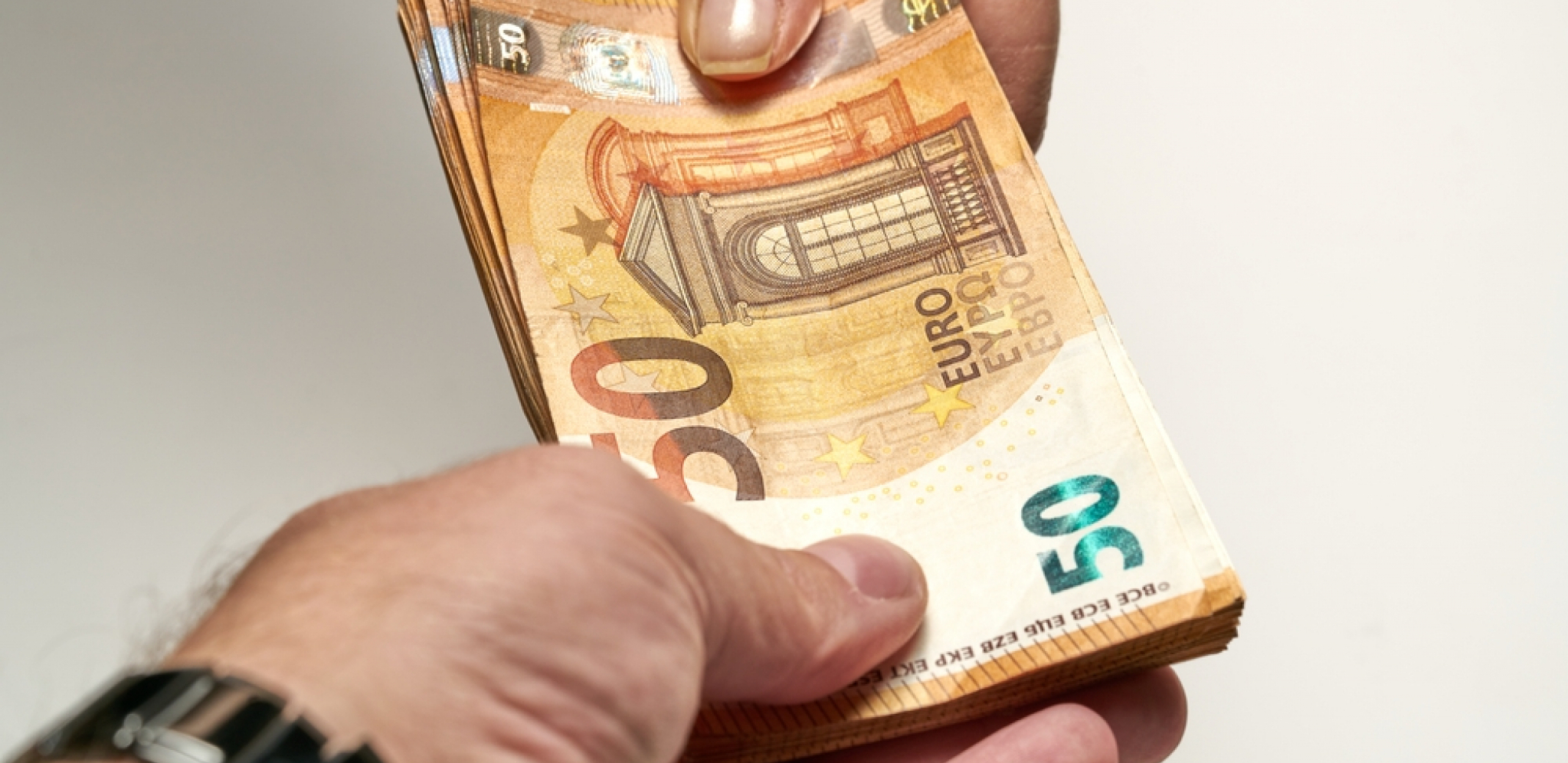 NBS ODREDILA KURS ZA PONEDELJAK Dinar ojačao u odnosu na evro
