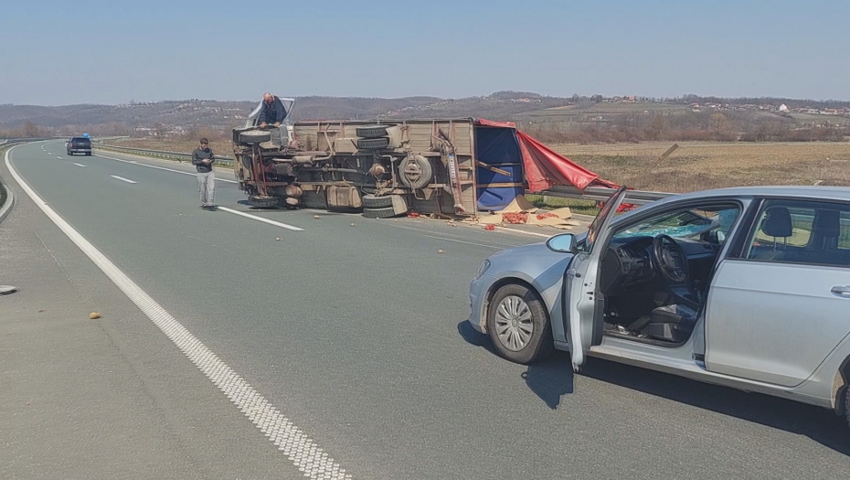 KAMION SE ISPREVRTAO KOD LAJKOVCA Haos na autoputu Miloš Veliki, krompir rasut po kolovozu, saobraćaj STOJI (FOTO)