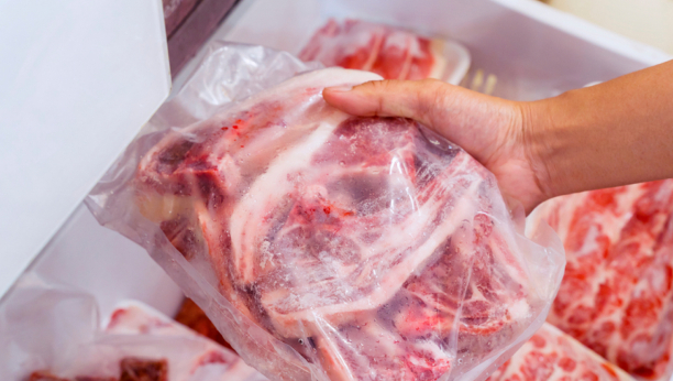 CAKA KOJA ĆE VAM OLAKŠATI ŽIVOT: Odmrznite meso za 10 minuta uz pomoć kašike šećera