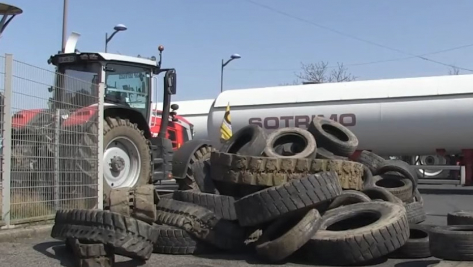 FRANCUZIMA DOGORELO DO NOKTIJU Cene skaču, kupovna moć pada, demonstranti blokirali rafineriju nafte (VIDEO)