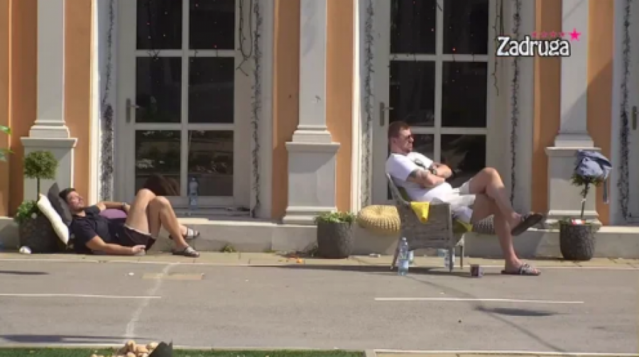 NE GUBI VREME! Janjuš bacio oko na novu zadrugarku, ona mu je sada broj jedan, a krenuo je i agresivni flert!