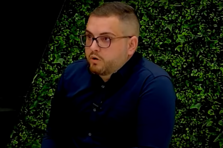 Lažni američki diplomata u izbornoj komisiji ispred Dveri u Inđiji?!