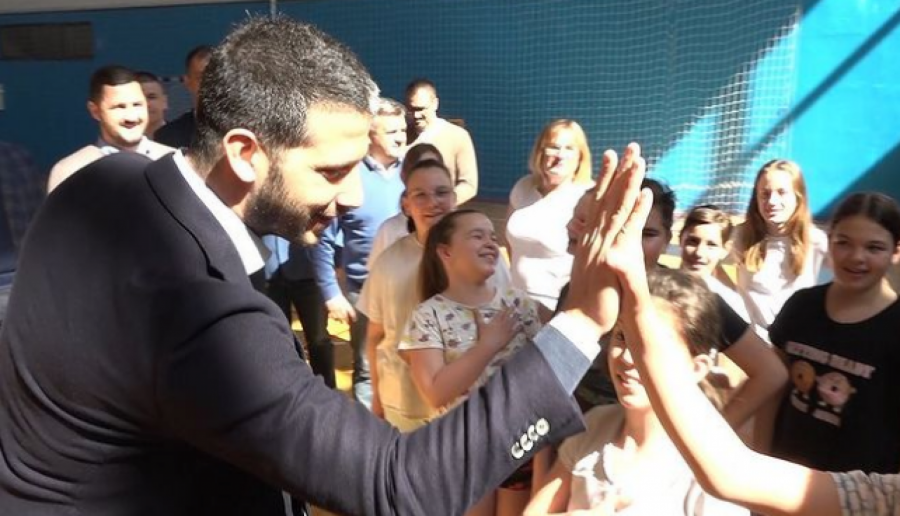 UDOVIČIĆ OBRADOVAO MALIŠANE IZ TEMERINA I ŽABLJA! Ministar poklonio školama nove pakete sportske opreme i rekvizita!