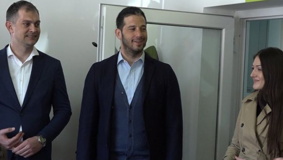 UDOVIČIĆ OBRADOVAO MALIŠANE IZ TEMERINA I ŽABLJA! Ministar poklonio školama nove pakete sportske opreme i rekvizita!