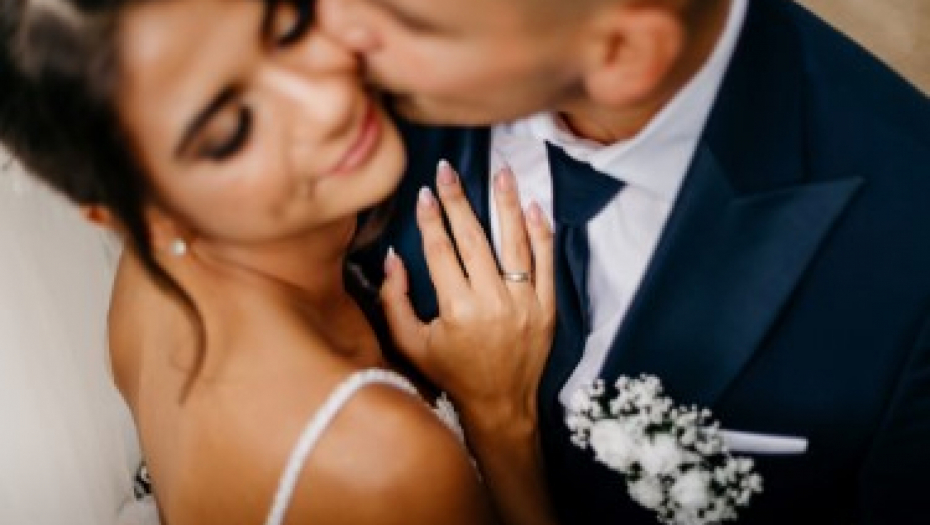 NOVČANA POMOĆ MLADENCIMA Svim bračnim parovima po 10.000 dinara u ovoj opštini