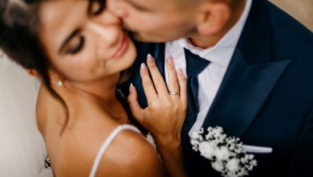 Ljubav pobedila koronu i zabrane! Tina i Nemanja Slipičević venčali su se u avgustu prošle godine, a Mladence dočekali nasmejani u svom domu