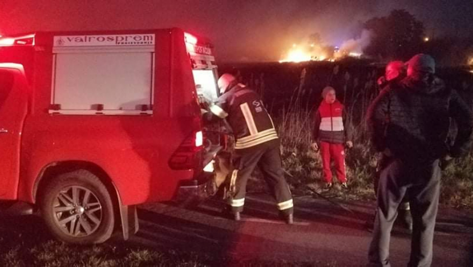 POTRAGA ZA PIROMANOM IZ VALJEVA Treneru Vladimiru Paniću zapalili četiri automobila, plamen bio u visini krova!
