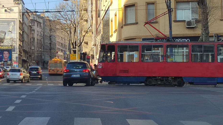 NESREĆA U CENTRU BEOGRADA Sudar tramvaja i automobila, saobraćaj blokiran! (FOTO)