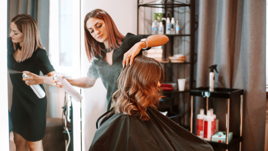 FRIZERKA LJILJA OTIŠLA U PENZIJU NAKON POLA VEKA RADA Ovim potezom je svima očitala lekciju!