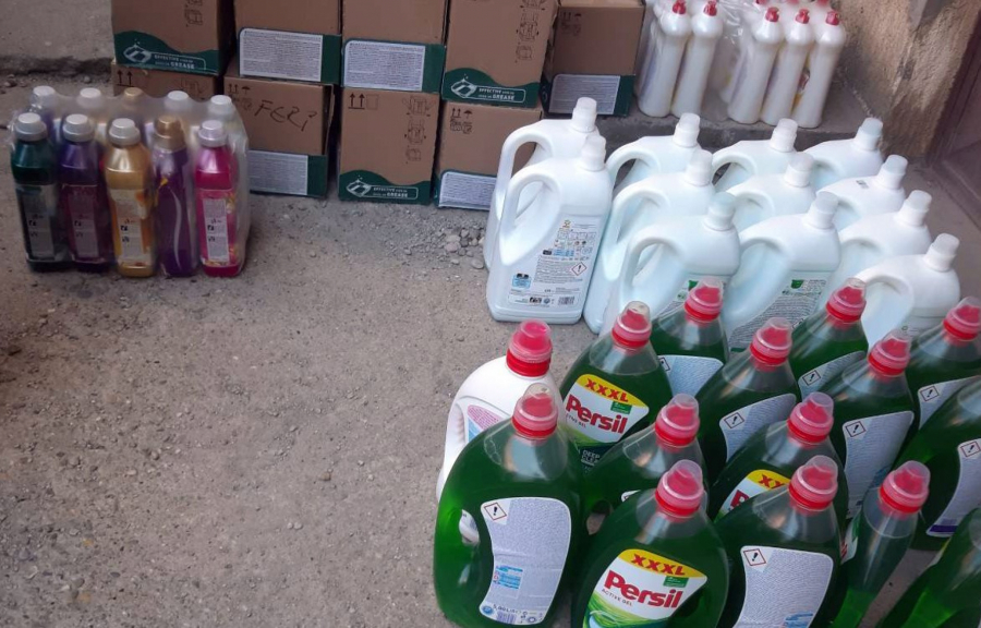 PRODAVALI FALSIFIKOVANE KANCEROGENE PROIZVODE Uhapšena 21 osoba, zaplenjeni luksuzni automobili, novac i oružje