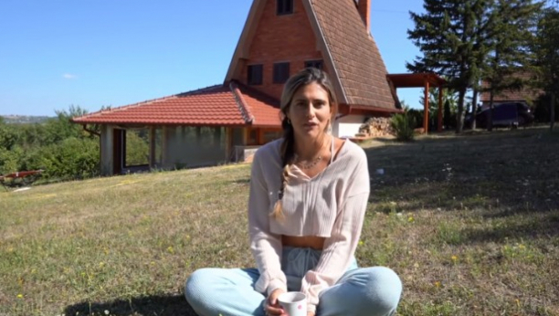 AMERIKANCI KOJI PUTUJU SVETOM ZADRŽALI SU SE U SRBIJI Kažu da nikada ništa lepše nisu videli od ovog srpskog sela