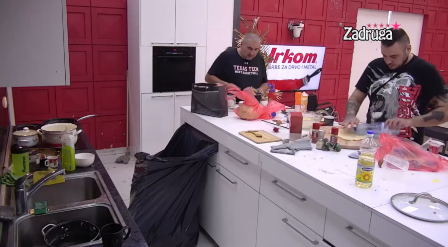 NAPRAVIO HAOS! Car poludeo zbog ovoga, pa počeo da urla iz sveg glasa na nju!