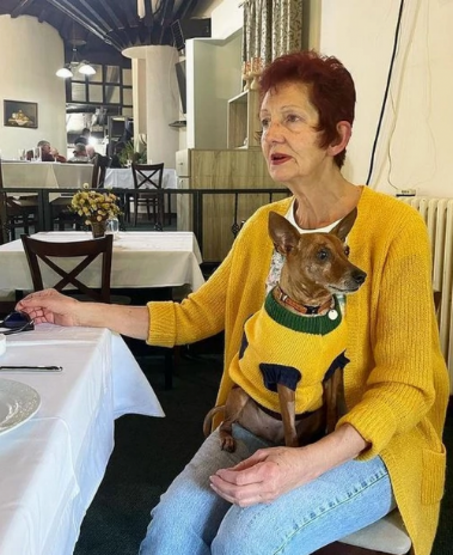 OVO JE MAJKA MARIJE KILIBARDE! Skoro nikada je ne pokazuje u javnosti, sličnost je neverovatna, a tek kad vidite kako joj izgledaju sestre! (FOTO)