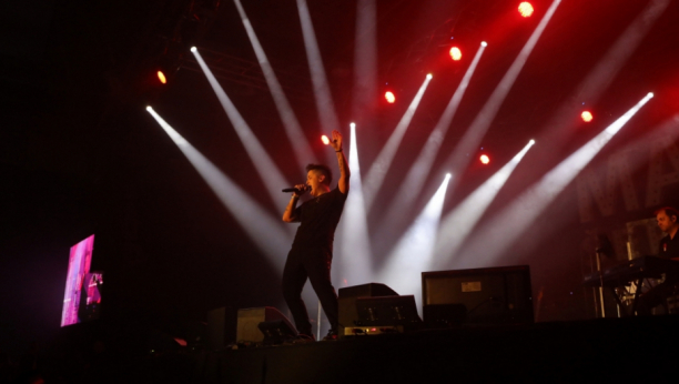 CECA U PRVOM REDU NA MARIJINOM KONCERTU! Osmeh nije skidala sa lica, a evo i ko je pevačici pravio društvo! (FOTO)