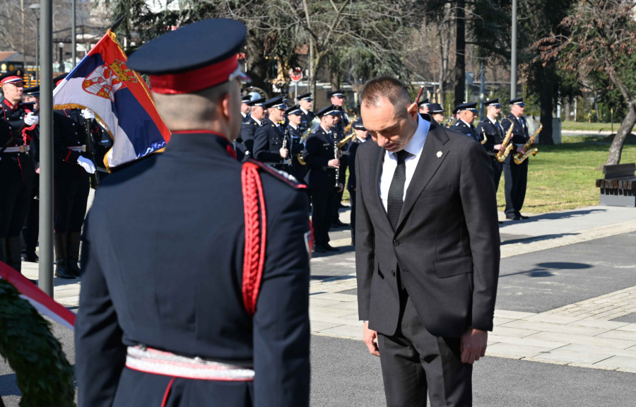 VULIN POLOŽIO VENAC Još uvek sanjamo našu ubijenu decu, to je bio poslednji veliki nekažnjeni ratni zločin u 20. veku (FOTO)
