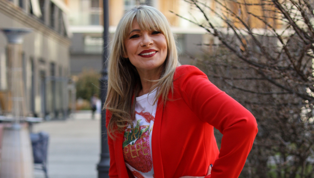 UHVATIO ME I POČEO DA ČUPA ZA KOSU Suzana Jovanović dobila nesvakidašnji poklon za rođendan: Izbacuj ovo napolje