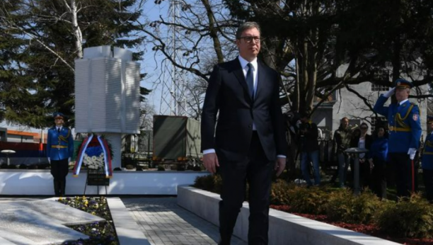 SRBIJA PAMTI HEROJE Vučić položio venac na spomenik poginulim borcima 125. motorizovane brigade