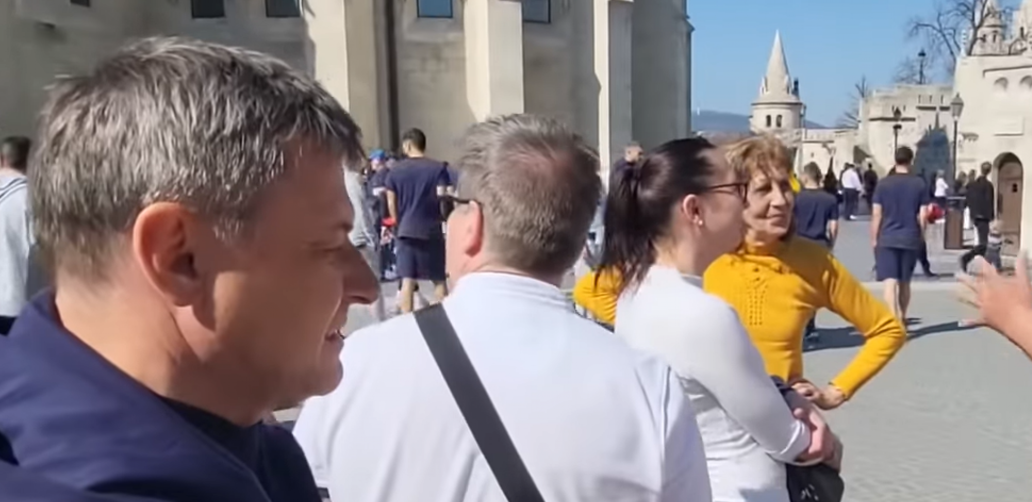 DA LI JE OVO NEKI ZNAK? Reprezentativci Srbije šetali Budimpeštom, a onda je Piksi video nešto što ga je potpuno opčinilo! (VIDEO)
