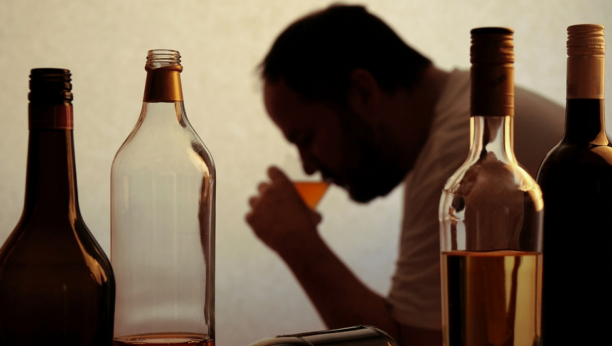 POZNATI KOJI SU SE BORILI SA ALKOHOLIZMOM Pijani su pravili udese, opijali su se po groblju, a neki su bili čak i na lečenju