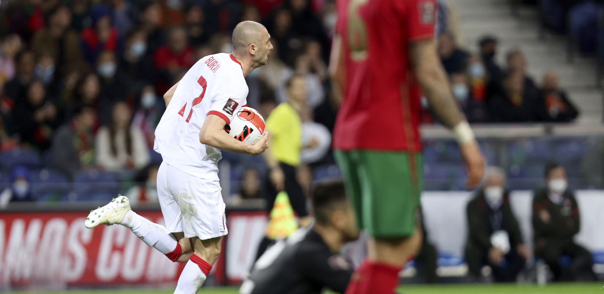 NEOBIČAN TRANSFER Poznati napadač u 36. godini potpisao petogodišnji ugovor sa klubom koji je jedva opstao u prvoj ligi