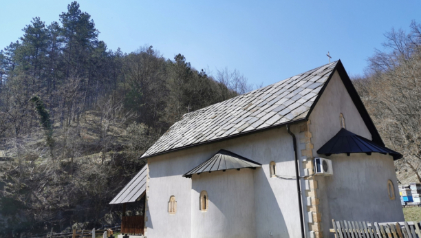 U MANASTIRU STJENIK KOD ČAČKA MNOGI NAŠLI SPAS Devojčicu koja je rođena slepa, roditelji dovodili na izvor i umivali je, a onda se desilo čudo!