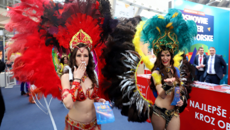 SVEGA IMA, SAMO SPREMITE NOVČANIK Alo! Na najvećoj smotri putovanja, avantura i uživanja predstavljaju se izlagači iz Srbije, ali i Crne Gore, Grčke, Turske, pa i Malezije i Egipta